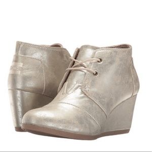 Toms Desert Gold Metallic Wedge 8